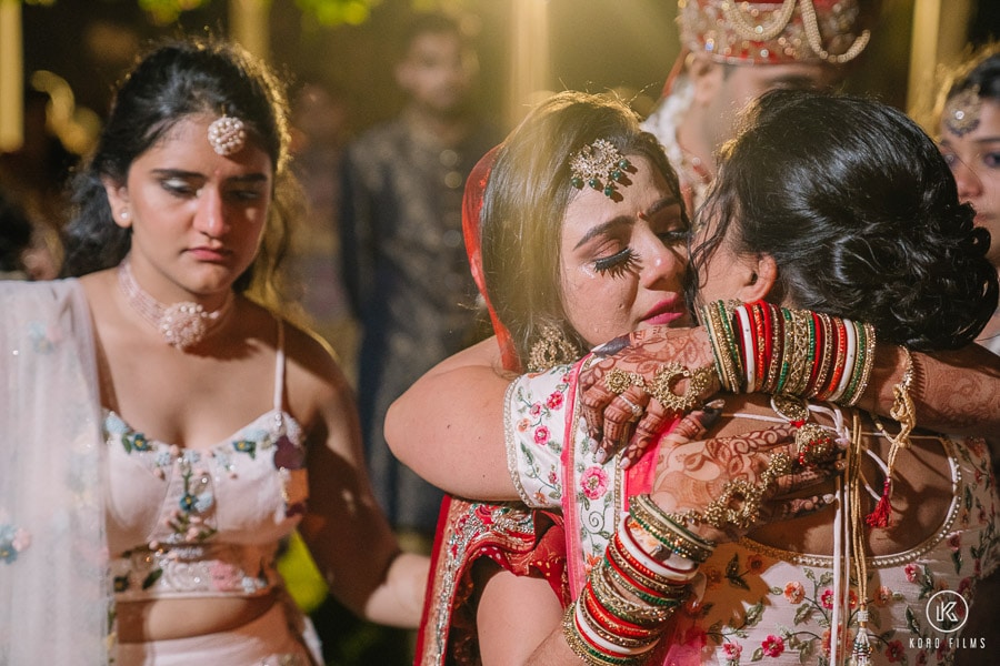 Indian wedding Bride Mother hug Indain wedding Vidaai